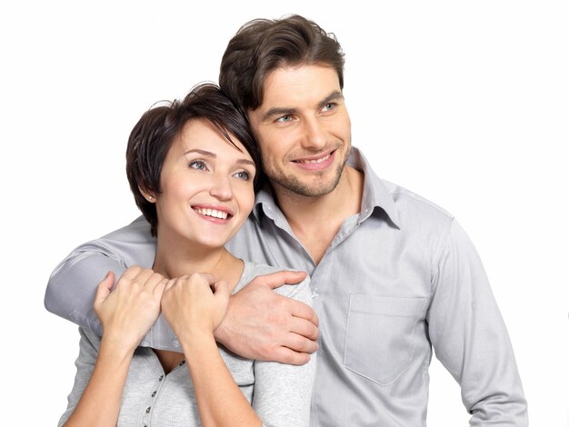 Retrato de casal feliz, olhar para a distância. Homem atraente e mulher sendo brincalhão.