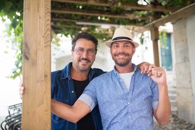 Foto grátis retrato de casal gay afetuoso