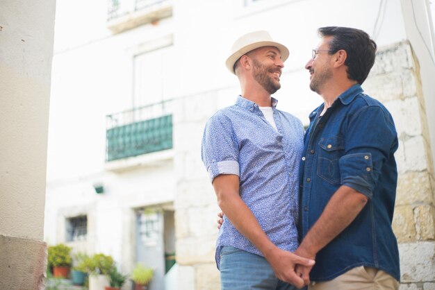 Retrato de casal gay apaixonado