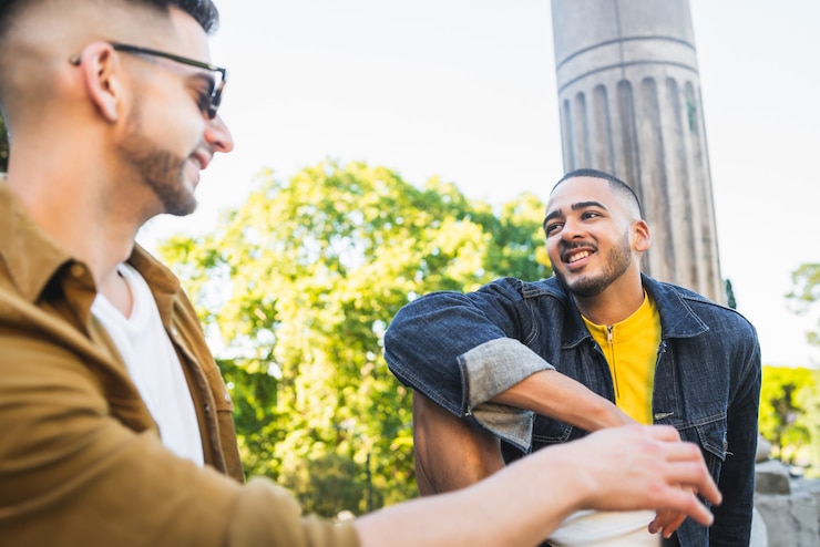 Foto grátis retrato de casal gay feliz, passando um tempo juntos e tendo um encontro no parque. conceito de lgbt e amor.