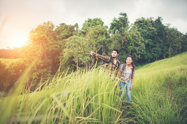 Retrato de casal jovem feliz andando se divertindo em sua viagem de caminhadas. Conceito de casal.