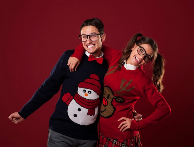 Retrato de casal nerd usando suéteres engraçados