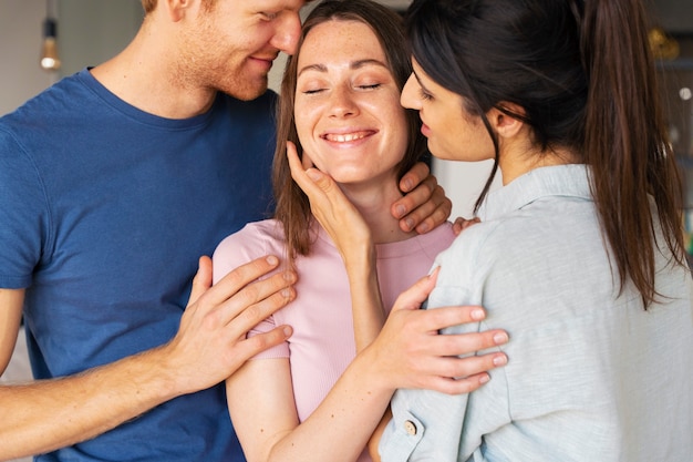 Foto grátis retrato de casal poliamoroso em casa mostrando carinho