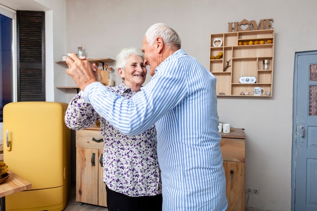 Foto grátis retrato de casal sênior dançando juntos