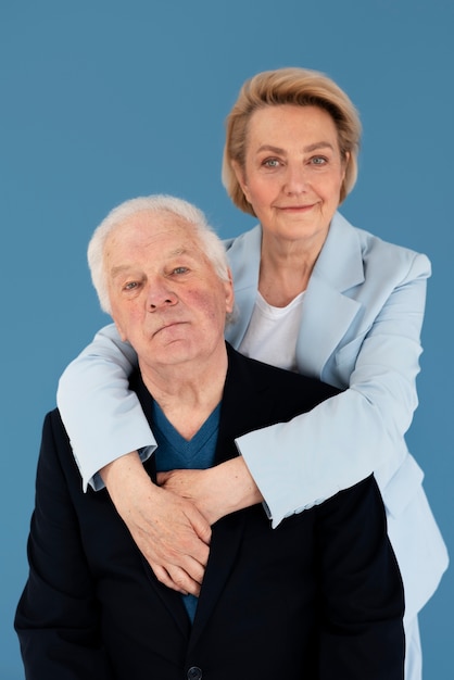 Foto grátis retrato de casal sênior de tiro médio