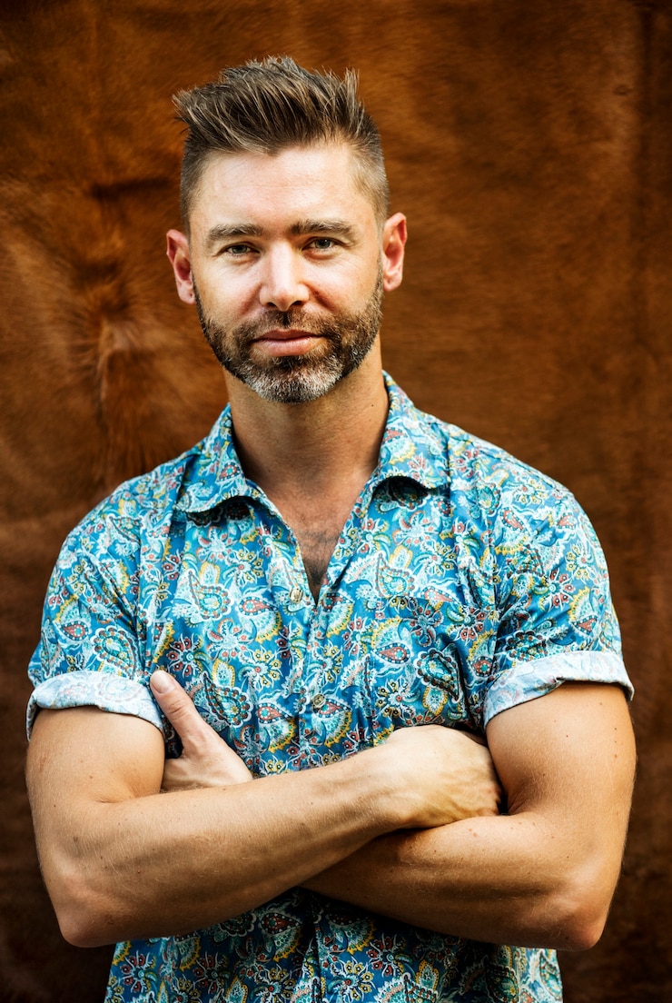 Foto grátis retrato, de, caucasiano, homem, com, braços cruzaram