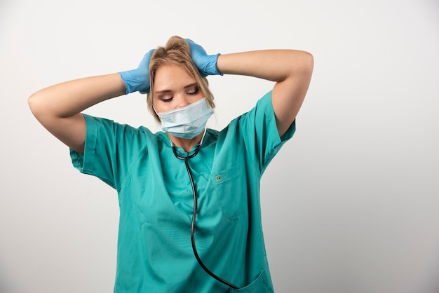 Retrato de chateada médica usando máscara protetora.