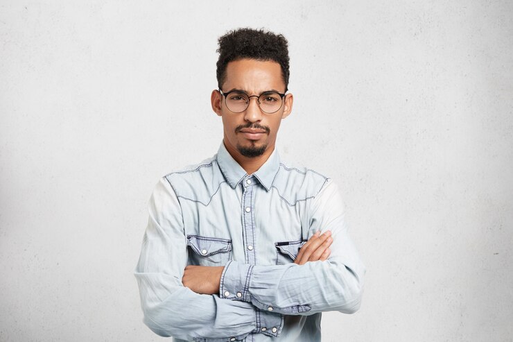 Foto grátis retrato de chefe sério com expressão rabugenta, irritado com os trabalhadores,