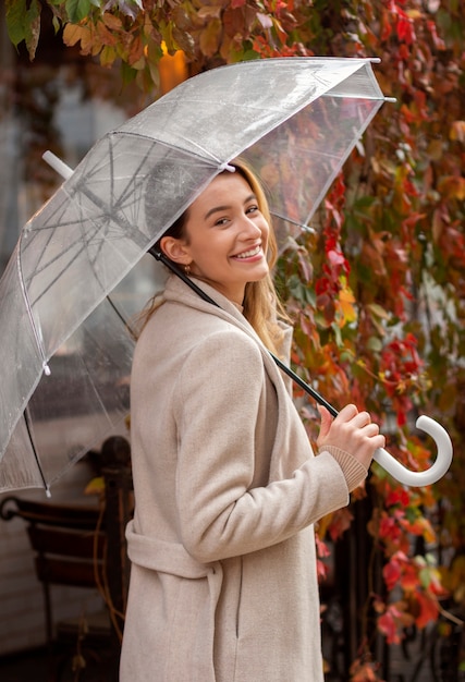 Foto grátis retrato de chuva de uma jovem mulher bonita com guarda-chuva