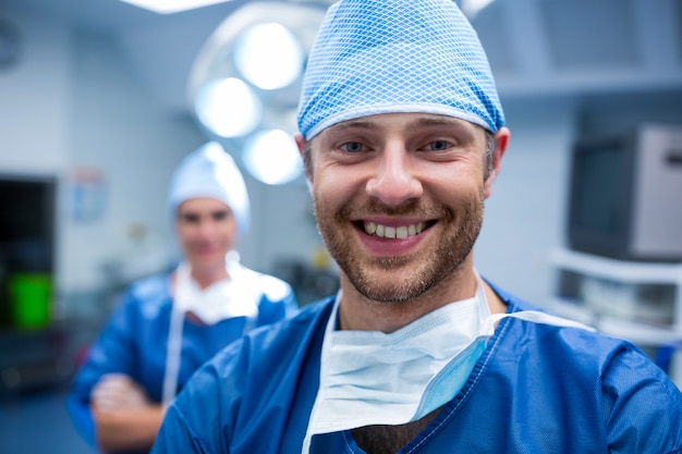 Retrato de cirurgiões que estão no quarto de operação