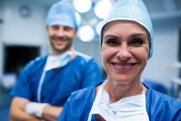 Retrato de cirurgiões que estão no quarto de operação