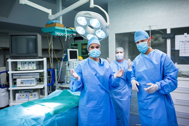 Foto grátis retrato de cirurgiões se preparando para a operação no quarto de operação