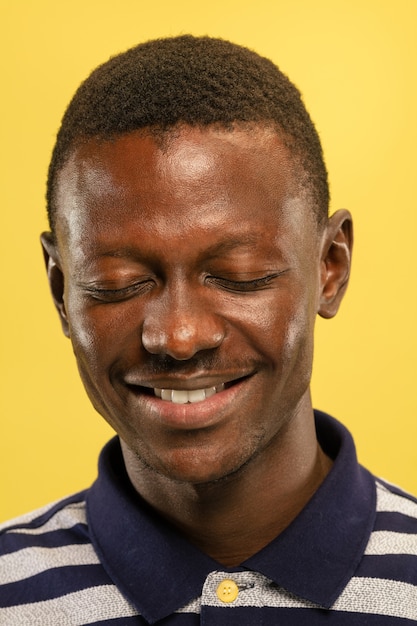 Retrato de close-up de jovem afro-americano no estúdio azul