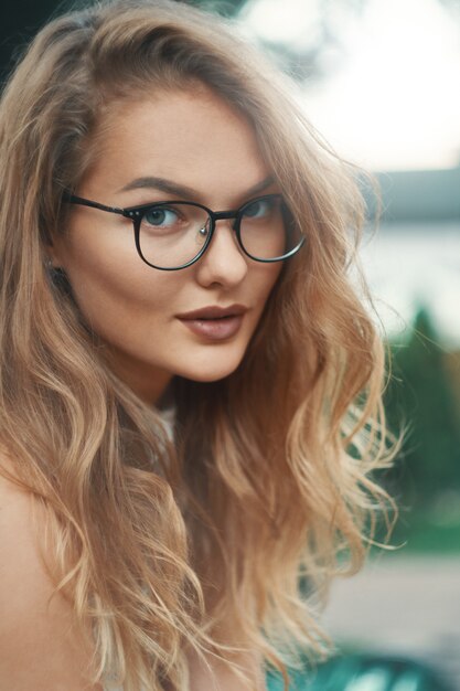 Retrato de close-up de modelo de óculos na moda