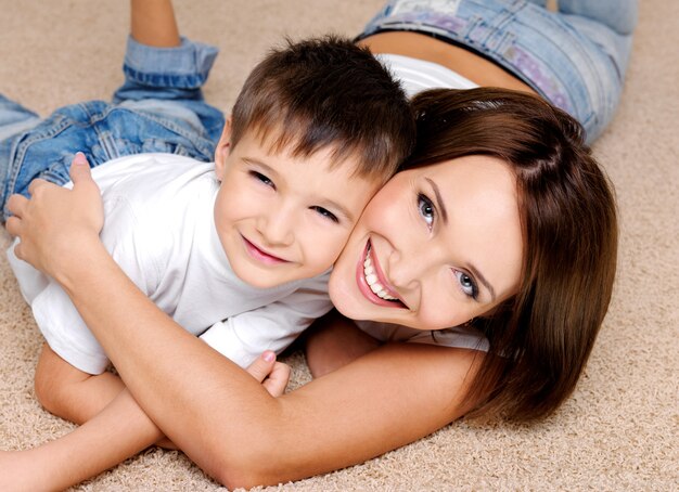 Retrato de close-up de uma mãe alegre e sorridente e seu filho