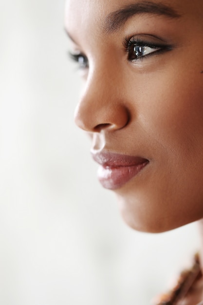 Retrato de closeup linda mulher negra