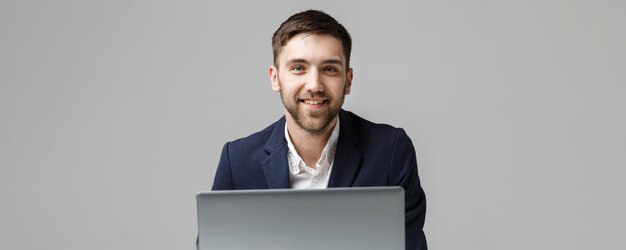 Retrato de conceito de negócios, homem de negócios bonito, jogando notebook digital com rosto confiante e sorridente, fundo branco, espaço de cópia