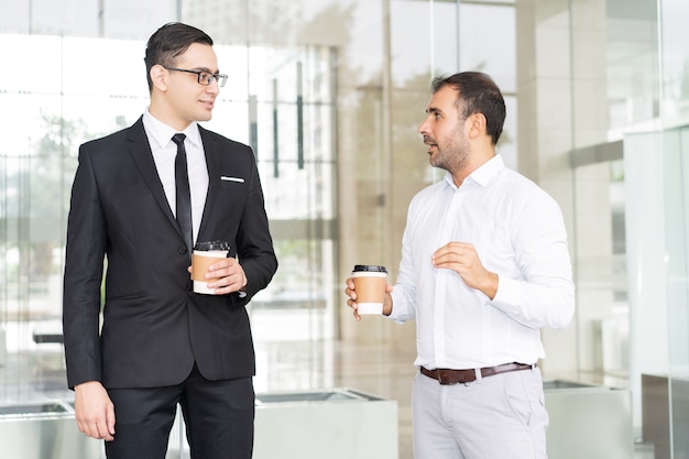 Retrato, de, confiante, homem negócios, reunião, em, coffee-break