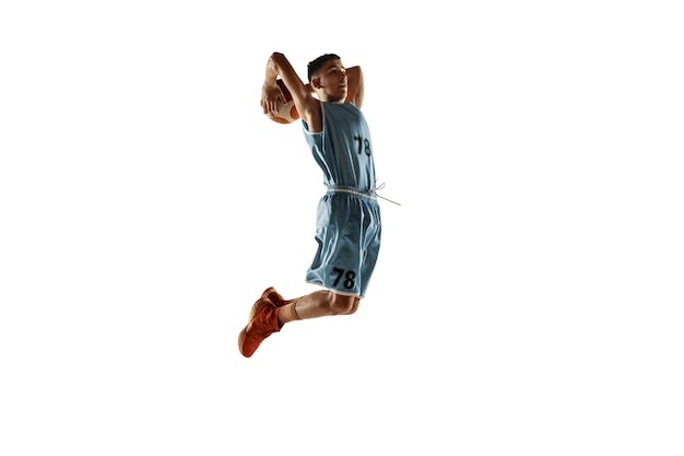 Retrato de corpo inteiro de jovem jogador de basquete com uma bola isolada no branco