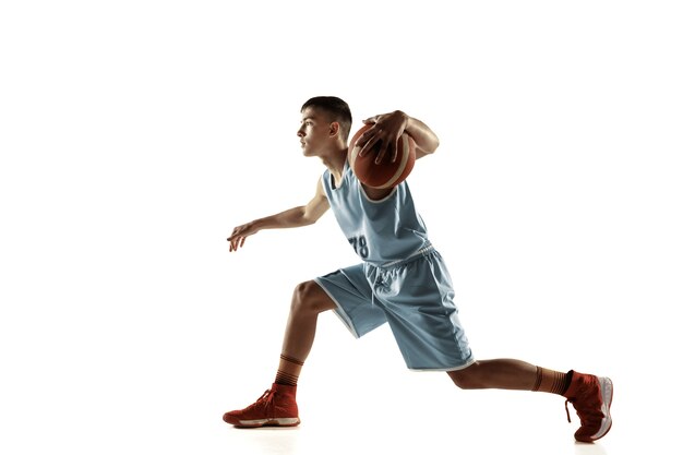 Retrato de corpo inteiro de jovem jogador de basquete com uma bola isolada no espaço em branco