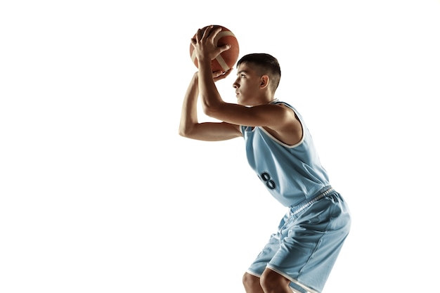 Foto grátis retrato de corpo inteiro de jovem jogador de basquete com uma bola isolada no espaço em branco