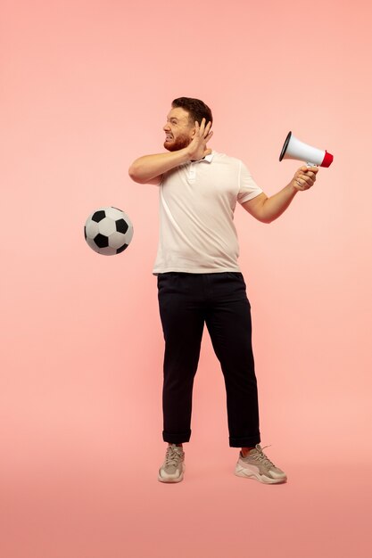 Retrato de corpo inteiro de jovem salto em altura isolado na parede rosa. Modelo masculino caucasiano. Copyspace. Emoções humanas, expressão facial, conceito de esporte.