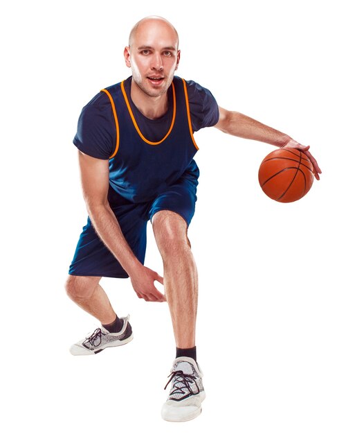 Retrato de corpo inteiro de um jogador de basquete com a bola