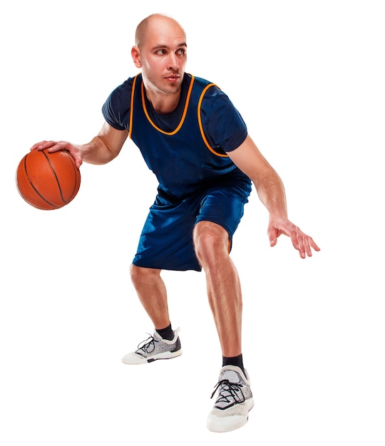 Retrato de corpo inteiro de um jogador de basquete com a bola