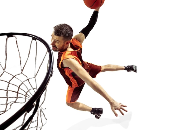 Retrato de corpo inteiro de um jogador de basquete com a bola