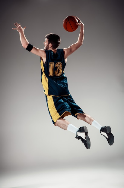 Retrato de corpo inteiro de um jogador de basquete com bola