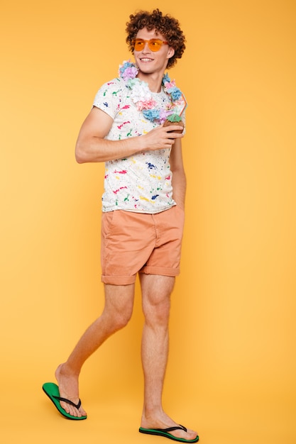 Foto grátis retrato de corpo inteiro de um jovem em roupas de verão