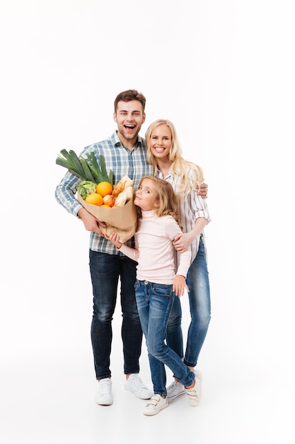 Foto grátis retrato de corpo inteiro de uma família alegre