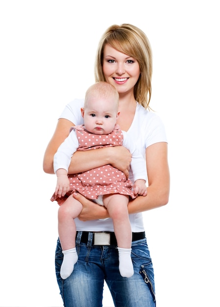 Foto grátis retrato de corpo inteiro de uma mãe sorridente com um bebê nas mãos - isolado no branco