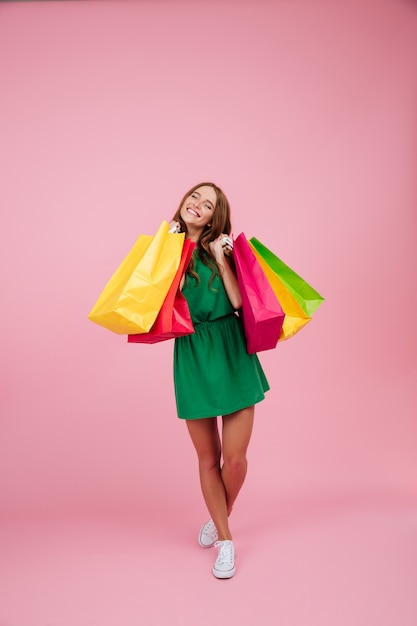 Foto grátis retrato de corpo inteiro de uma mulher feliz e satisfeita