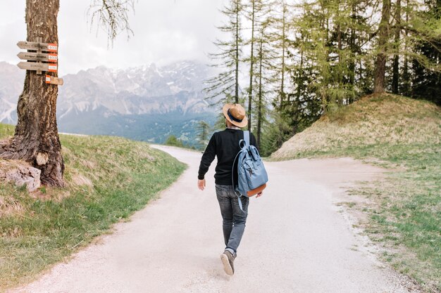 Retrato de corpo inteiro nas costas de um viajante masculino curtindo a natureza italiana durante as férias