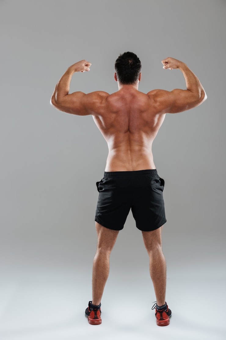 Foto grátis retrato de corpo inteiro vista traseira de um fisiculturista masculino forte