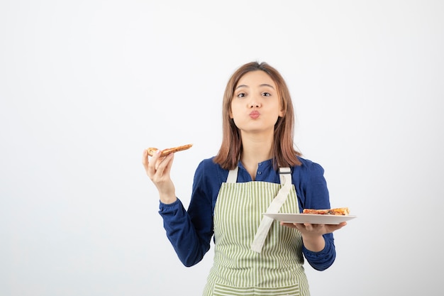 Retrato de cozinheira de avental segurando pizza em branco