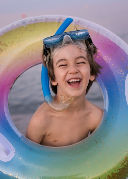 Retrato de criança na piscina com flutuador