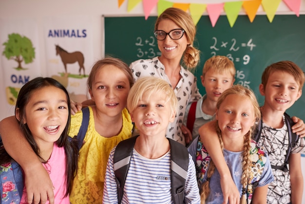 Retrato de crianças em idade escolar com professora