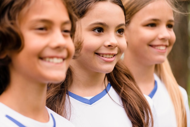 Retrato de crianças felizes em roupas esportivas ao ar livre