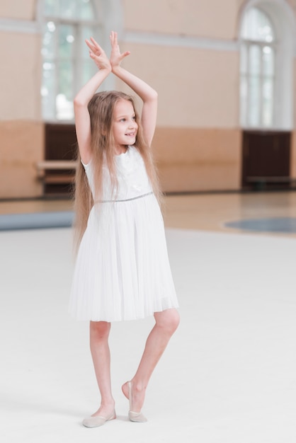 Retrato, de, cute, menina, dançar, em, classe dança