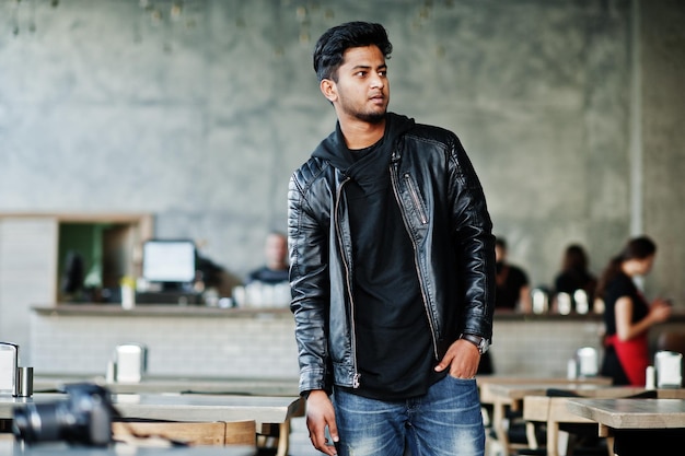 Retrato de desgaste asiático jovem elegante e casual na jaqueta de couro, passar o tempo no café