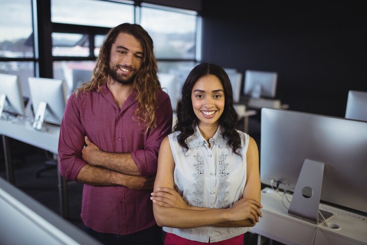 Foto grátis retrato de dois engenheiros de som em pé com os braços cruzados