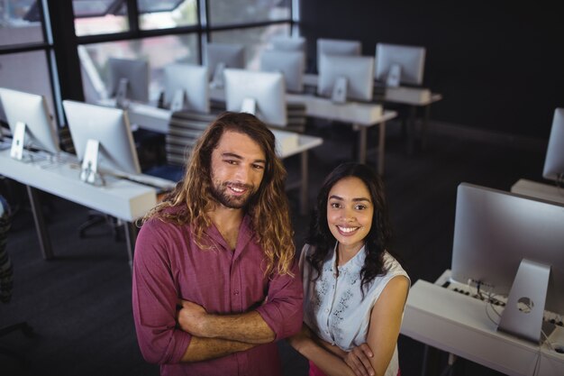 Retrato de dois engenheiros de som em pé com os braços cruzados