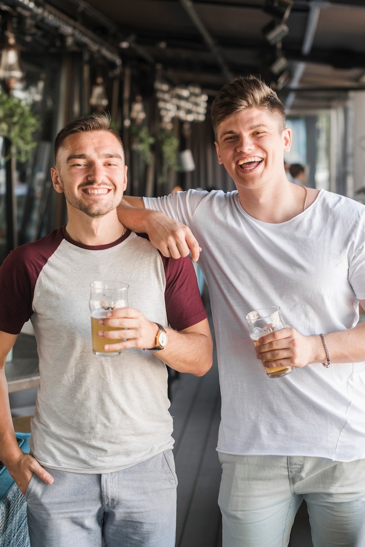 Foto grátis retrato, de, dois, macho, amigos, desfrutando, a, bebidas