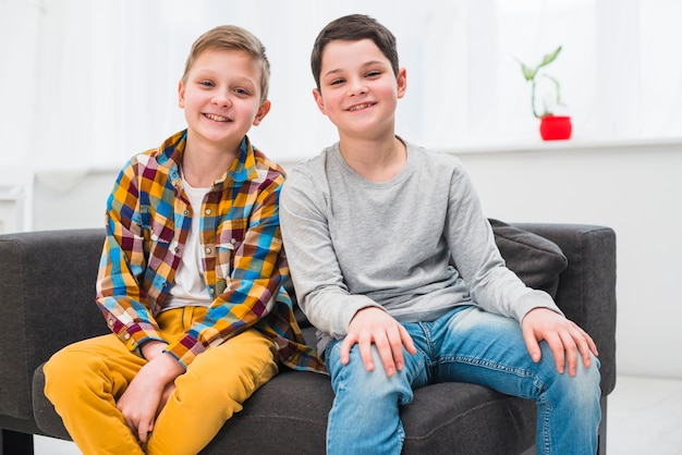 Foto grátis retrato, de, dois meninos, casa