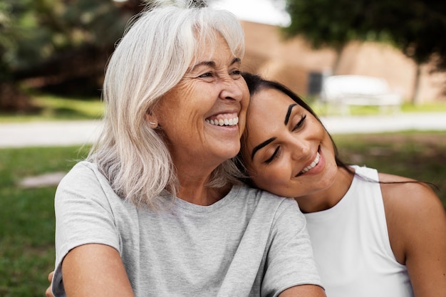 Retrato de duas amigas com diferentes idades ao ar livre