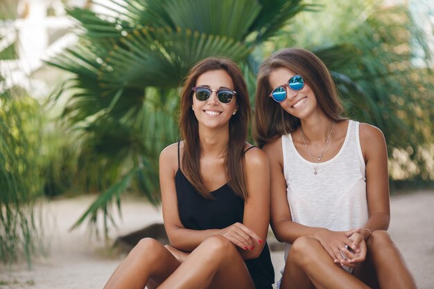 Retrato de duas jovens mulheres bonitas ao ar livre