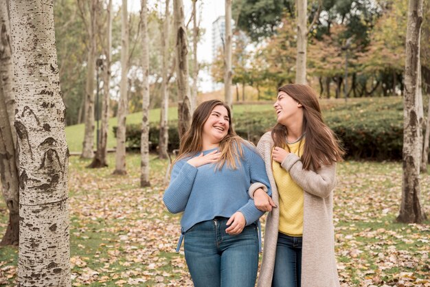 Retrato, de, duas meninas, falando, parque