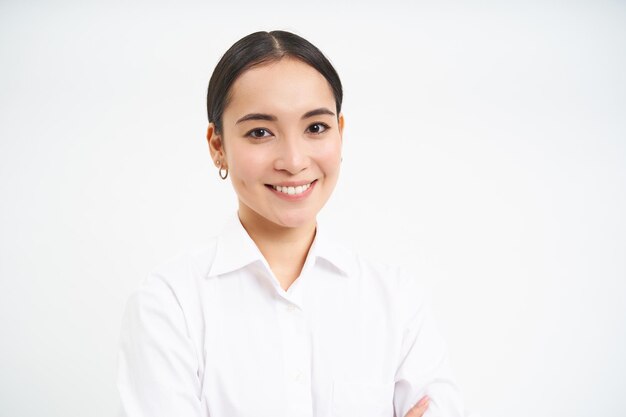 Retrato de empresária coreana em camisa sorri para o conceito de câmera de pessoas corporativas e negócios